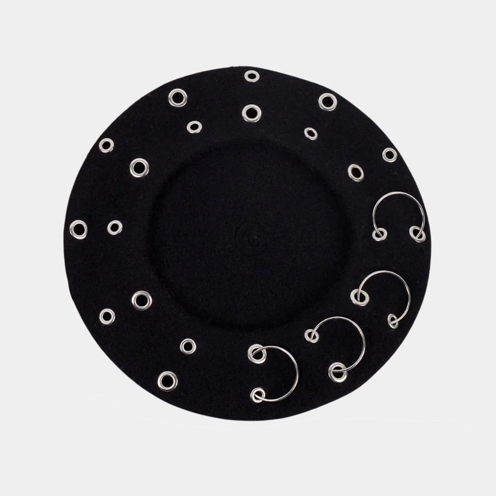 Béret piercing et œillets